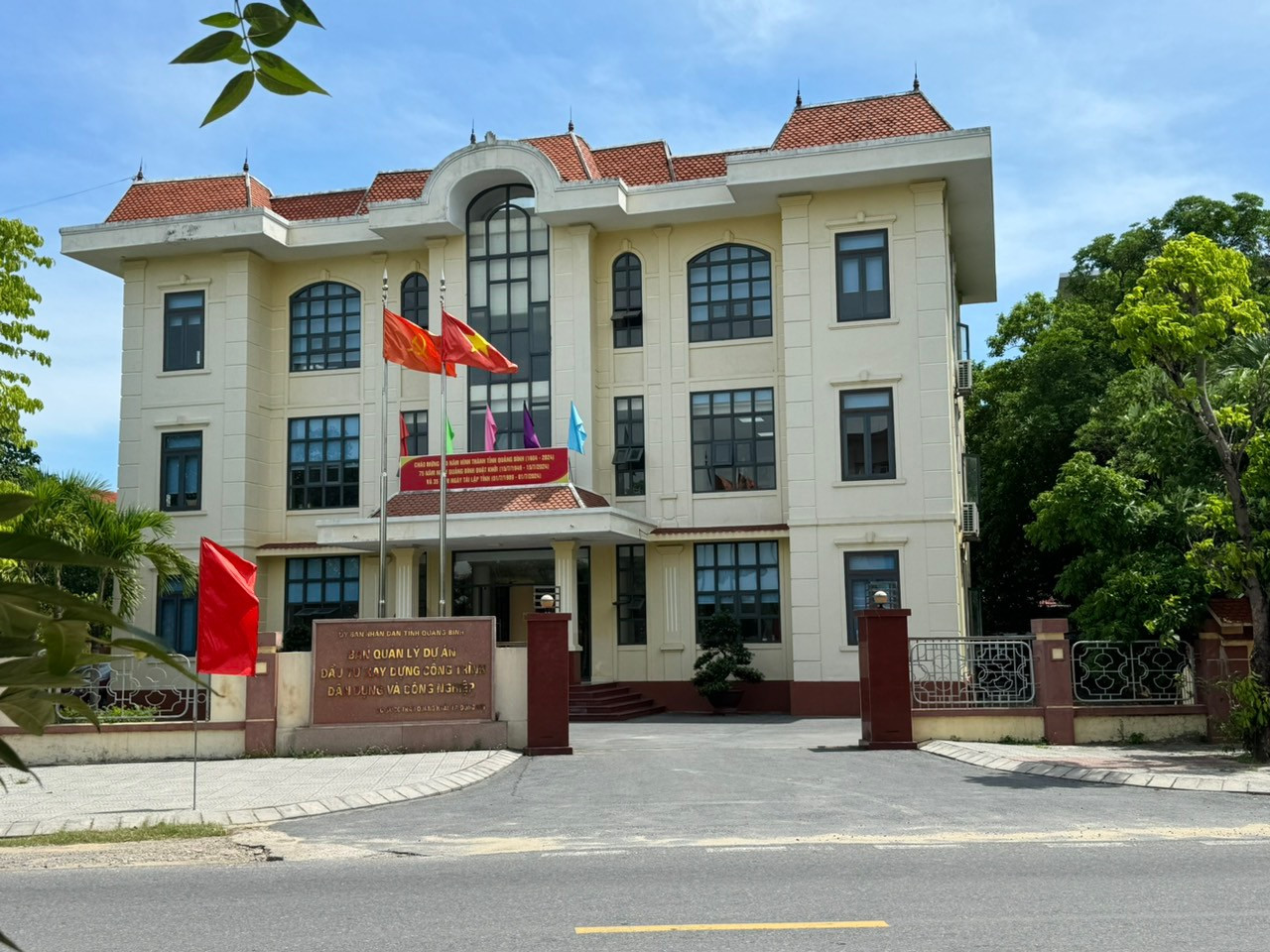 Ban quản lí dự án Đầu tư xây dựng công trình dân dụng và công nghiệp tỉnh Quảng Bình, nơi để xảy ra nhiều lùm xùm trong đấu thầu. Ban quản lí dự án Đầu tư xây dựng công trình dân dụng và công nghiệp tỉnh Quảng Bình, nơi để xảy ra nhiều lùm xùm trong đấu thầu.