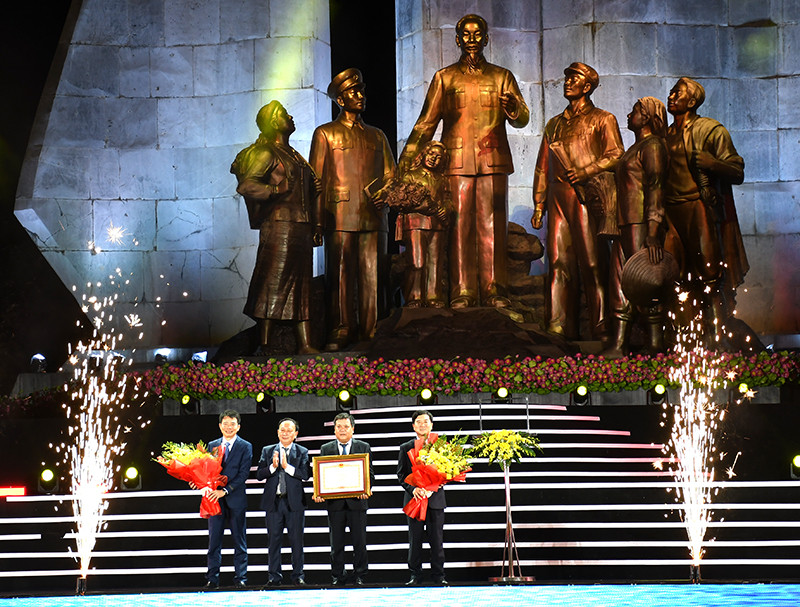 TP. Đồng Hới nhận bằng khen của Thủ tướng Chính phủ. TP. Đồng Hới nhận bằng khen của Thủ tướng Chính phủ.