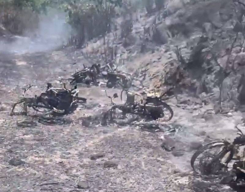 Nhiều xe máy bị thiêu rụi tại hiện trường. Nhiều xe máy bị thiêu rụi tại hiện trường.