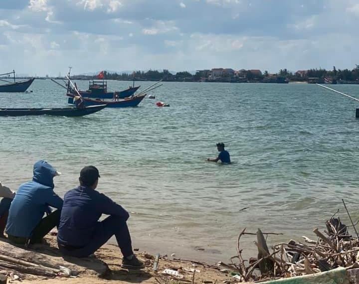 Thợ lặn cũng được huy động tham gia tìm kiếm nạn nhân.