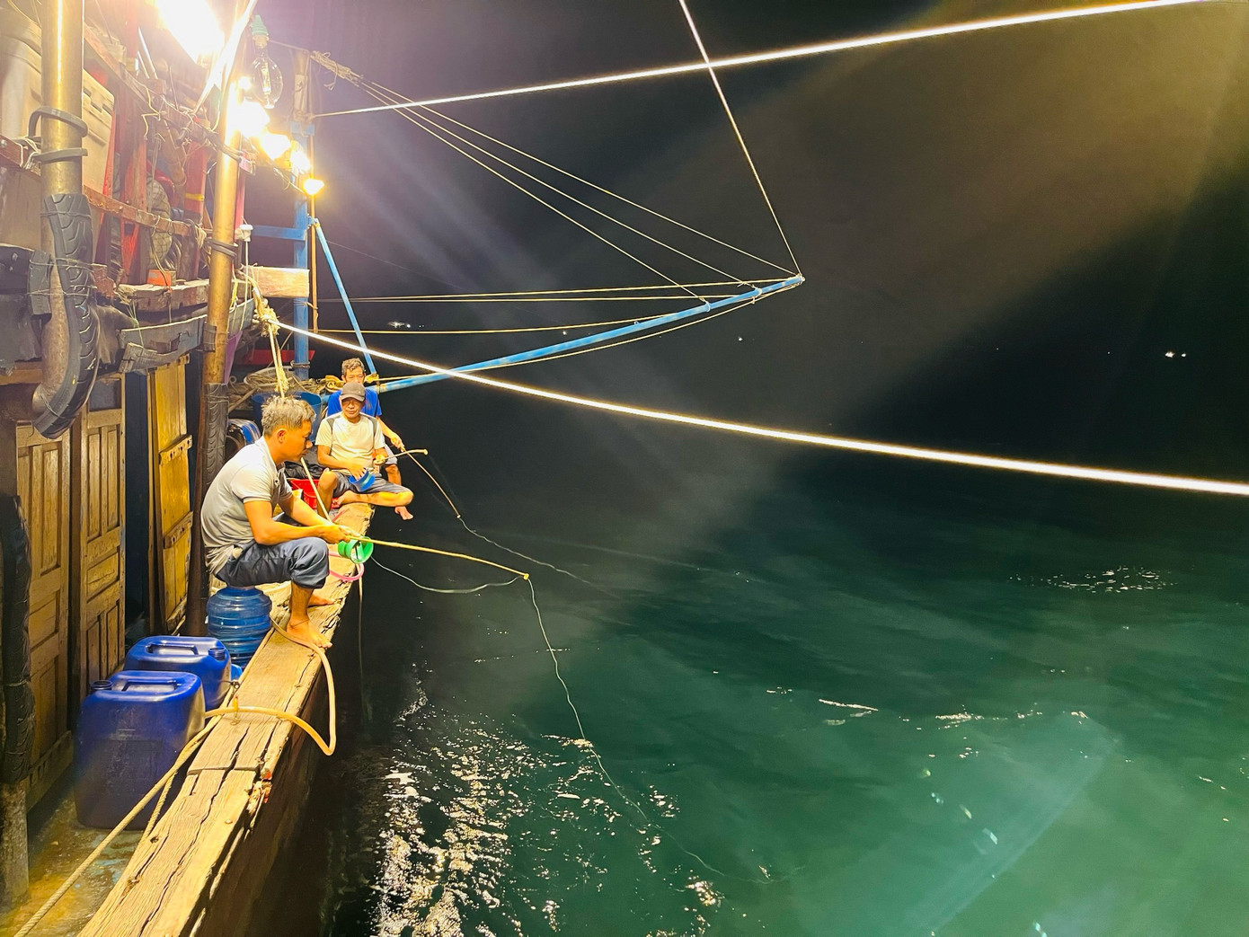 Ngư dân câu mực trên vịnh Hòn La. Ngư dân câu mực trên vịnh Hòn La.