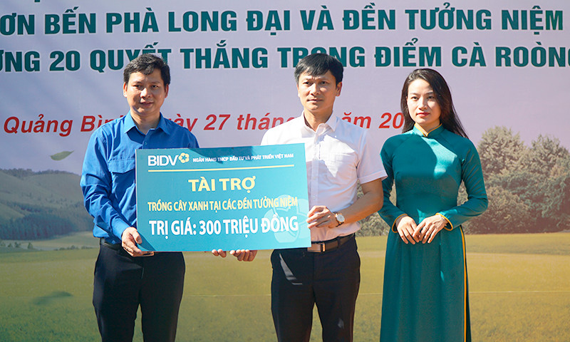 Trao bảng tượng trưng kinh phí dành cho hoạt động trồng cây. Trao bảng tượng trưng kinh phí dành cho hoạt động trồng cây.