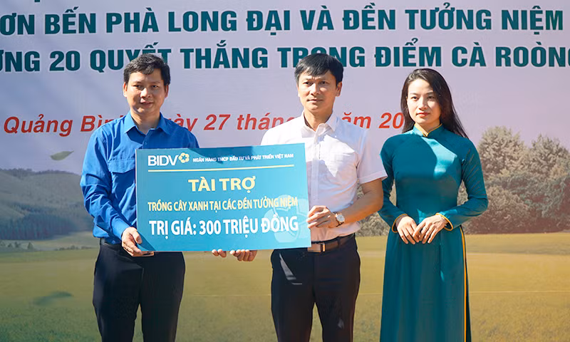 Trao bảng tượng trưng kinh phí dành cho hoạt động trồng cây. Trao bảng tượng trưng kinh phí dành cho hoạt động trồng cây.