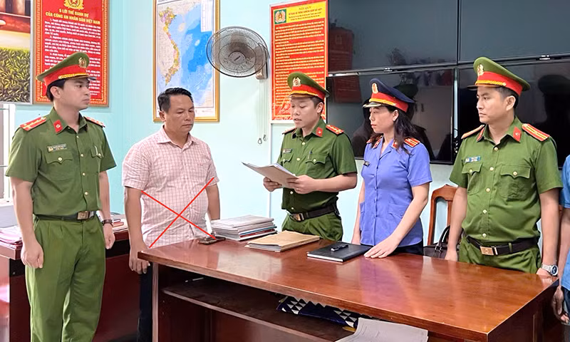 Cơ quan chức năng tống đạt các quyết định liên quan đối với bị cán Nguyễn Hải Cường.