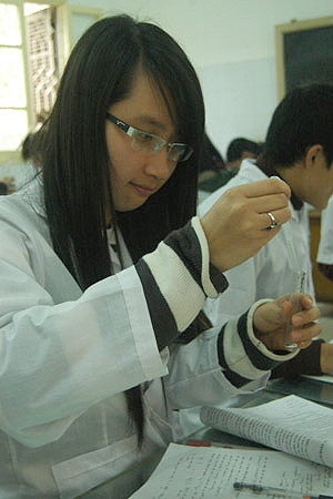 Sinh viên Trường ĐH Y Hà Nội trong tiết học thực hành. Sinh viên Trường ĐH Y Hà Nội trong tiết học thực hành