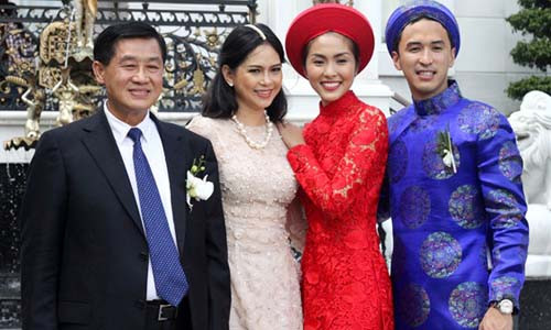 Vợ chồng Tăng Thanh Hà (phải) và bố mẹ chồng trong ngày cưới.