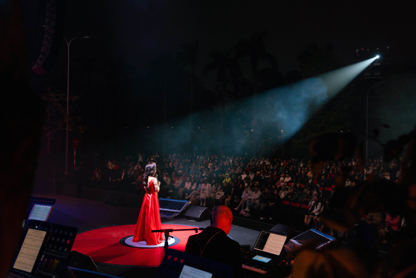 Giáng Son xúc động trước sự đồng cảm của đông đảo khán giả. Ảnh: Đại Dương