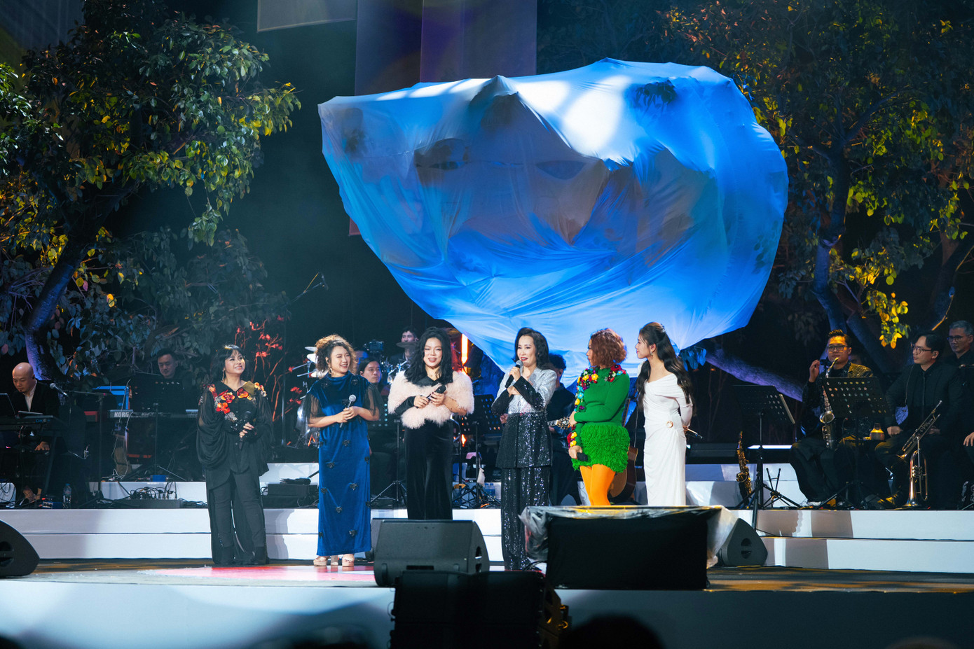 Giáng Son cùng các nữ ca sĩ góp giọng trong chương trình Giấc mơ Sol. Ảnh: Đại Dương.