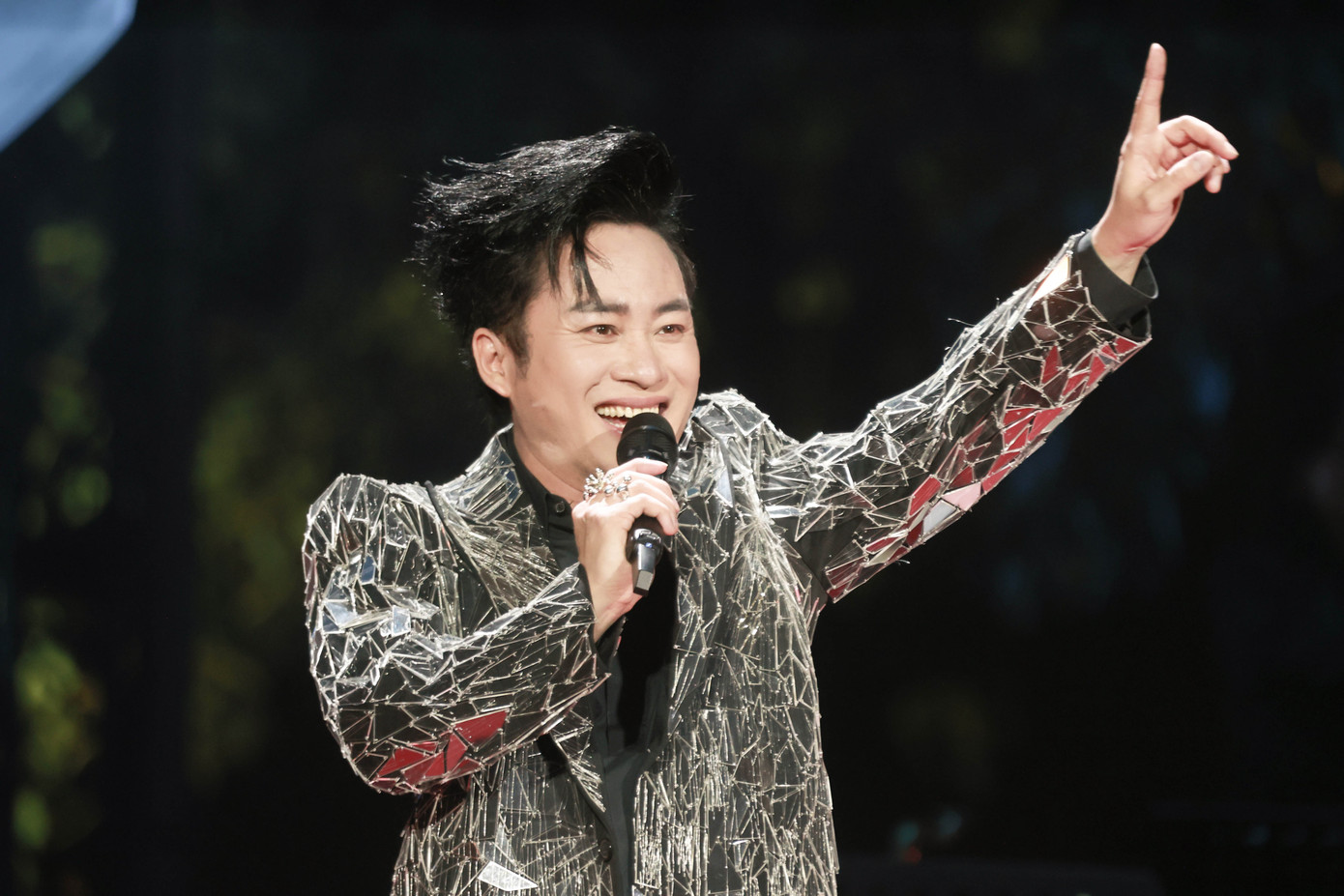 Tùng Dương thể hiện được chất dân gian lẫn chất rock trong âm nhạc Giáng Son.