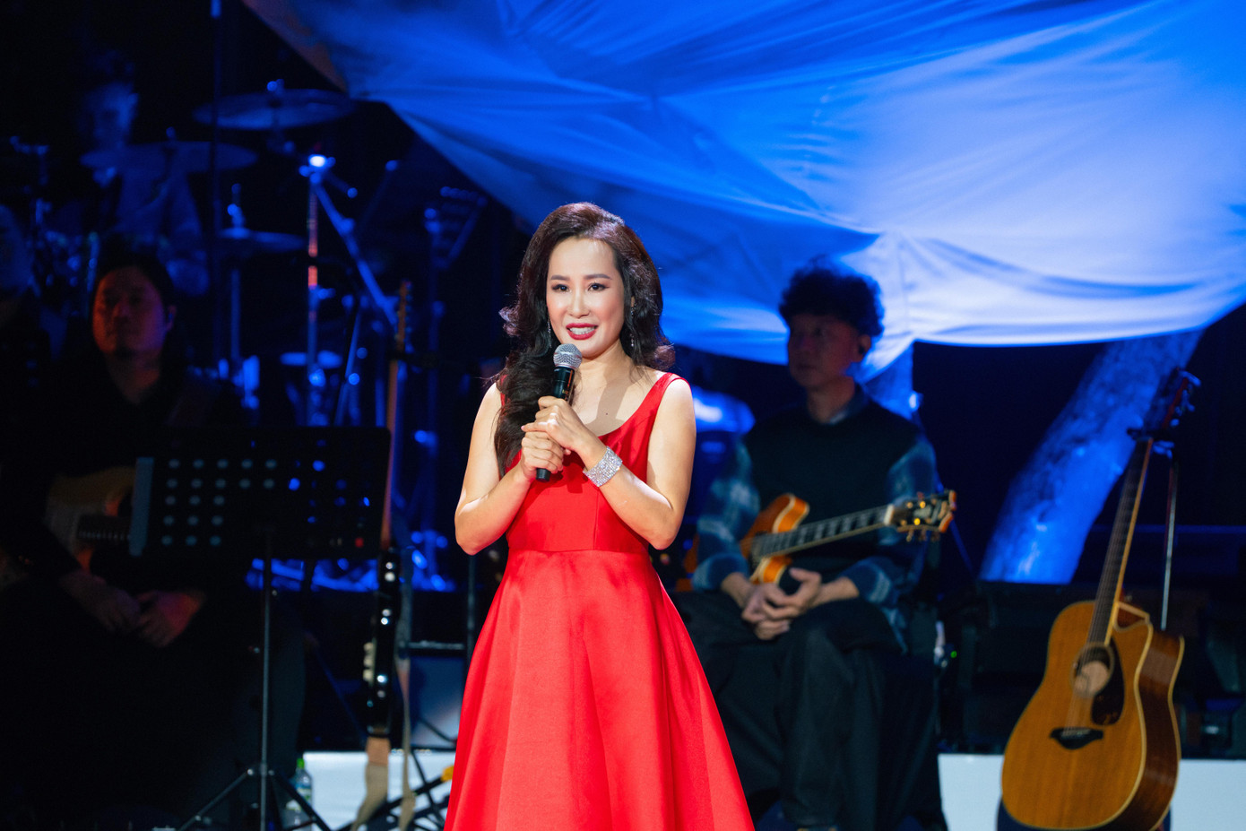 Đêm nhạc của Giáng Son thu hút gần 2.000 khán giả.