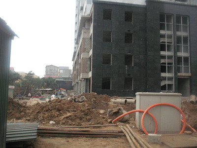 Nhiều hạng mục của 2 tòa nhà chung cư Ngô Thì Nhậm thi công cầm chừng