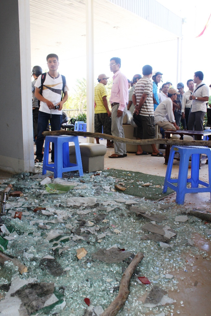 Trụ sở Ban điều hành dự án Golden Hill vẫn trong cảnh tan hoang do bị người dân quá khích đập phá, phóng hỏa. Ảnh: Nguyễn Huy
