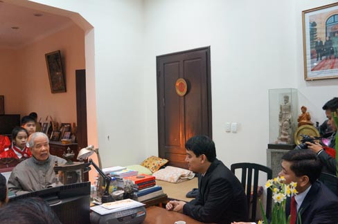 Nguyên Tổng Bí thư Đỗ Mười căn dặn Bí thư thứ nhất T.Ư Đoàn Nguyễn Đắc Vinh và Bí thư T.Ư Đoàn Nguyễn Long Hải. Ảnh: T.Đ