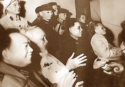 Chủ tịch Hồ Chí Minh, Thủ tướng Phạm Văn Đồng và Đại tướng Võ Nguyên Giáp đã đến thăm, xem buổi trình diễn kỹ thuật, chiến thuật và dự lễ công bố chính thức thành lập Binh chủng Đặc công ngày 19/3/1967 