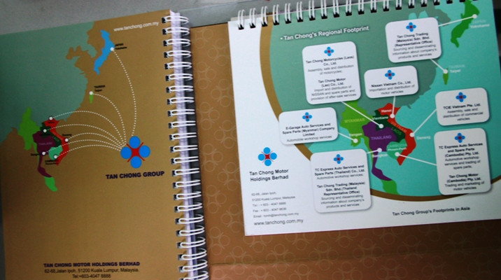 Trang bìa cuối của cuốn sổ viết tay và mặt sau tờ lịch tháng 10 có hình bản đồ Việt Nam nhưng không có Hoàng Sa, Trường Sa. Trang bìa cuối của cuốn sổ viết tay và mặt sau tờ lịch tháng 10 có hình bản đồ Việt Nam nhưng không có Hoàng Sa, Trường Sa