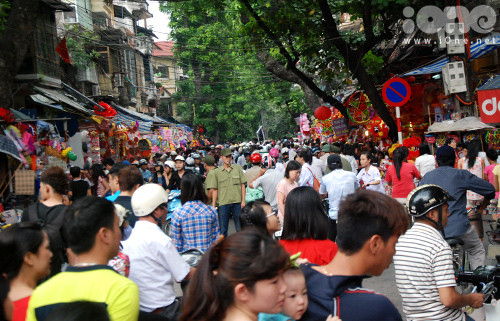Lực lượng an ninh luôn túc trực điều khiển làn đường, nhắc nhở người qua lại nhưng do lượng khách đến quá đông nên phố Trung thu Hàng Mã luôn trong cảnh tắc nghẽn