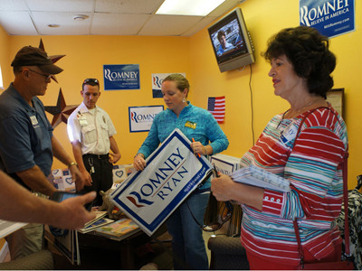 Tình nguyện viên chuẩn bị rời văn phòng đi phát tờ rơi tuyên truyền. Ảnh: Trí Đường. Tình nguyện viên chuẩn bị rời văn phòng đi phát tờ rơi tuyên truyền. Ảnh: Trí Đường