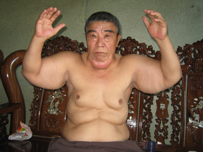 Người ông Hương kềnh ra như robot