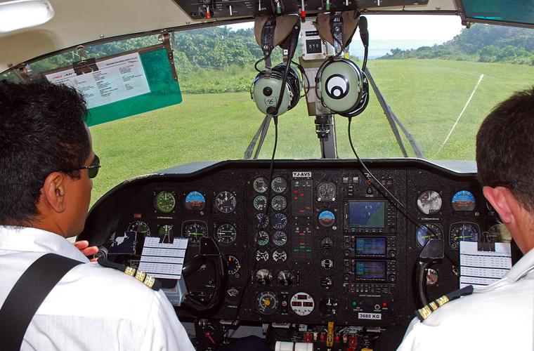 Cận cảnh buồng lái của một chiếc máy bay Y-12.