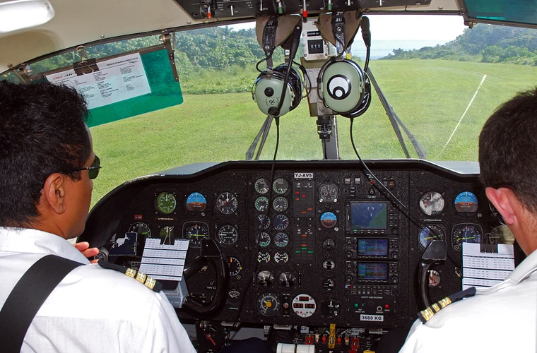 Cận cảnh buồng lái của một chiếc máy bay Y-12.