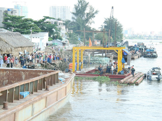 Lực lượng cứu hộ cứu nạn đang tìm kiếm thi thể bé Trâm dưới sông Sài Gòn. Lực lượng cứu hộ cứu nạn đang tìm kiếm thi thể bé Trâm dưới sông Sài Gòn