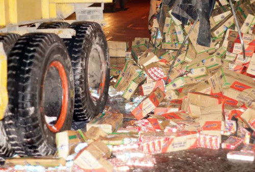 Cú va chạm mạnh làm chiếc xe tải bị lật ngang, hàng trăm thùng sữa trên xe đổ tràn xuống mặt đường. Rất nhiều người dân, công nhân lao động kéo đến xem rất đông. Hàng chục bảo vệ khu phố và CSGT được huy động đến bảo vệ hiện trường.