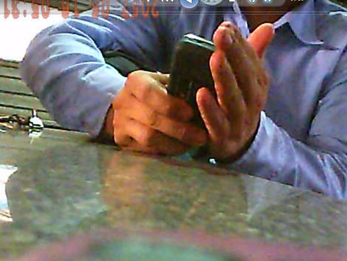 ...và chiếc điện thoại kết nối tín hiệu với bộ xóc đĩa đang chuẩn bị đi giao hàng ở quận 11 (TP.HCM) - Ảnh: trích từ máy quay. Anh Thoa