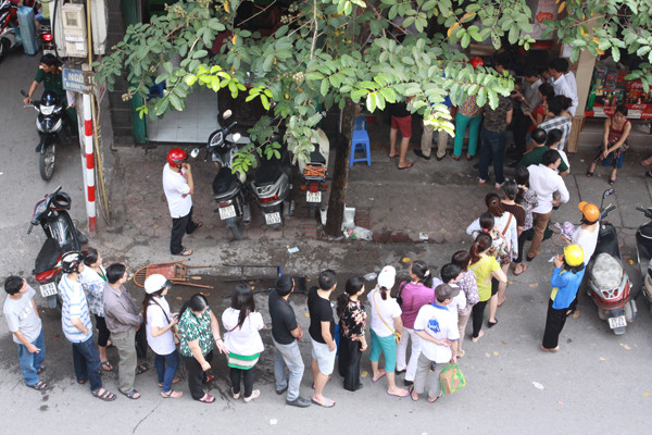 Cảnh xếp hàng mua bánh trung thu trên phố Thụy Khuê