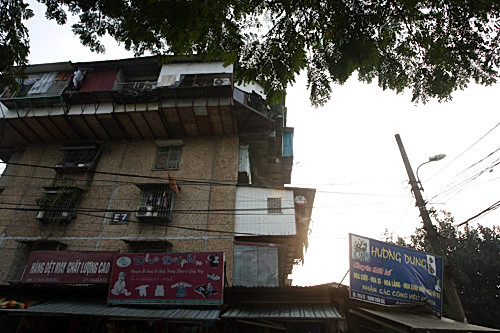 Chúng được dựng lên và tồn tại cùng những khu tập thể cũ nát