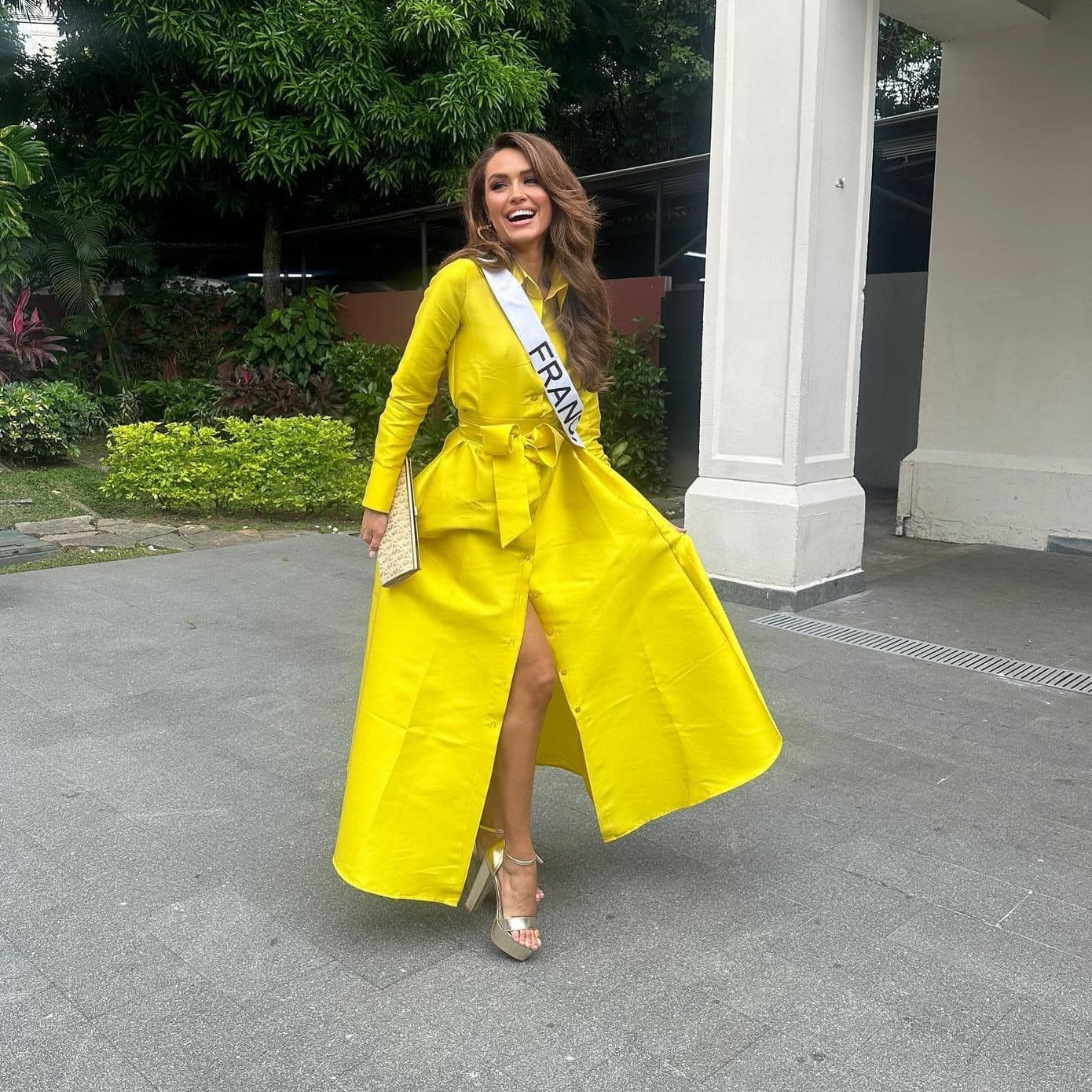 Hai đại diện châu Âu là Anh và Pháp cùng chọn tông màu vàng cổ điển, thanh lịch.