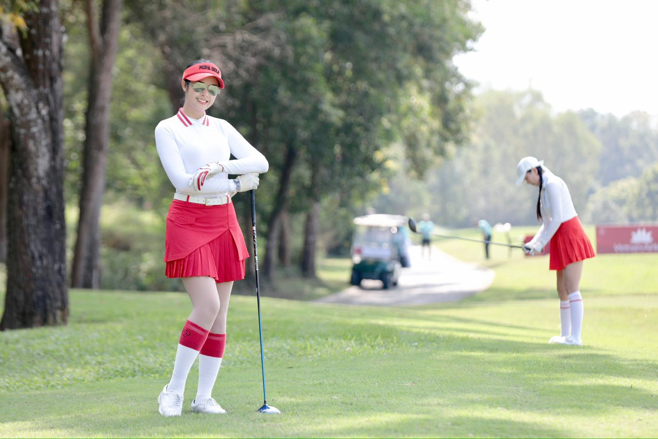 Ngọc Hân được biết đến là người đẹp có niềm đam mê với bộ môn golf nhiều năm nay. Cô dành nhiều thời gian để ra sân luyện tập. Người đẹp cũng rủ ông xã cùng chơi bộ môn thể thao này.
