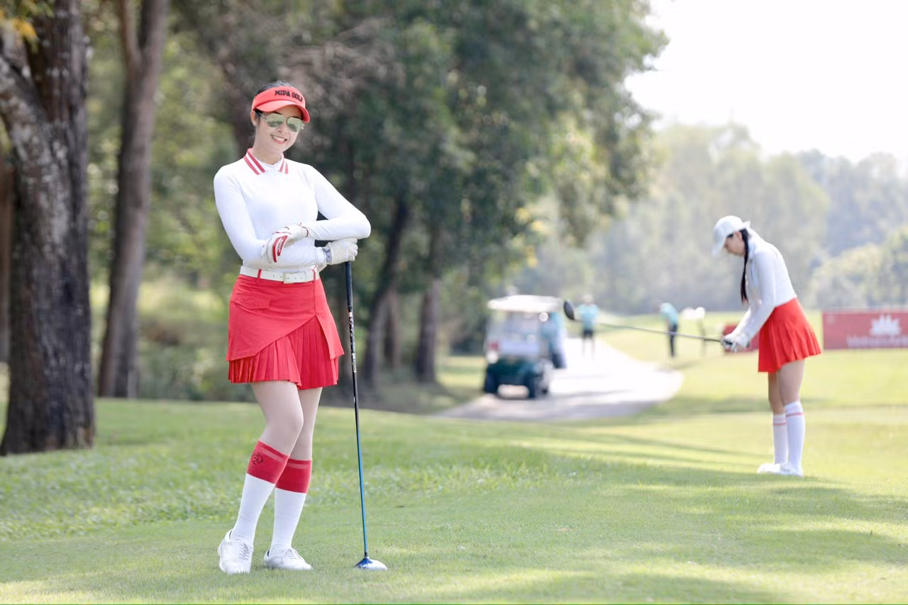 Ngọc Hân được biết đến là người đẹp có niềm đam mê với bộ môn golf nhiều năm nay. Cô dành nhiều thời gian để ra sân luyện tập. Người đẹp cũng rủ ông xã cùng chơi bộ môn thể thao này.