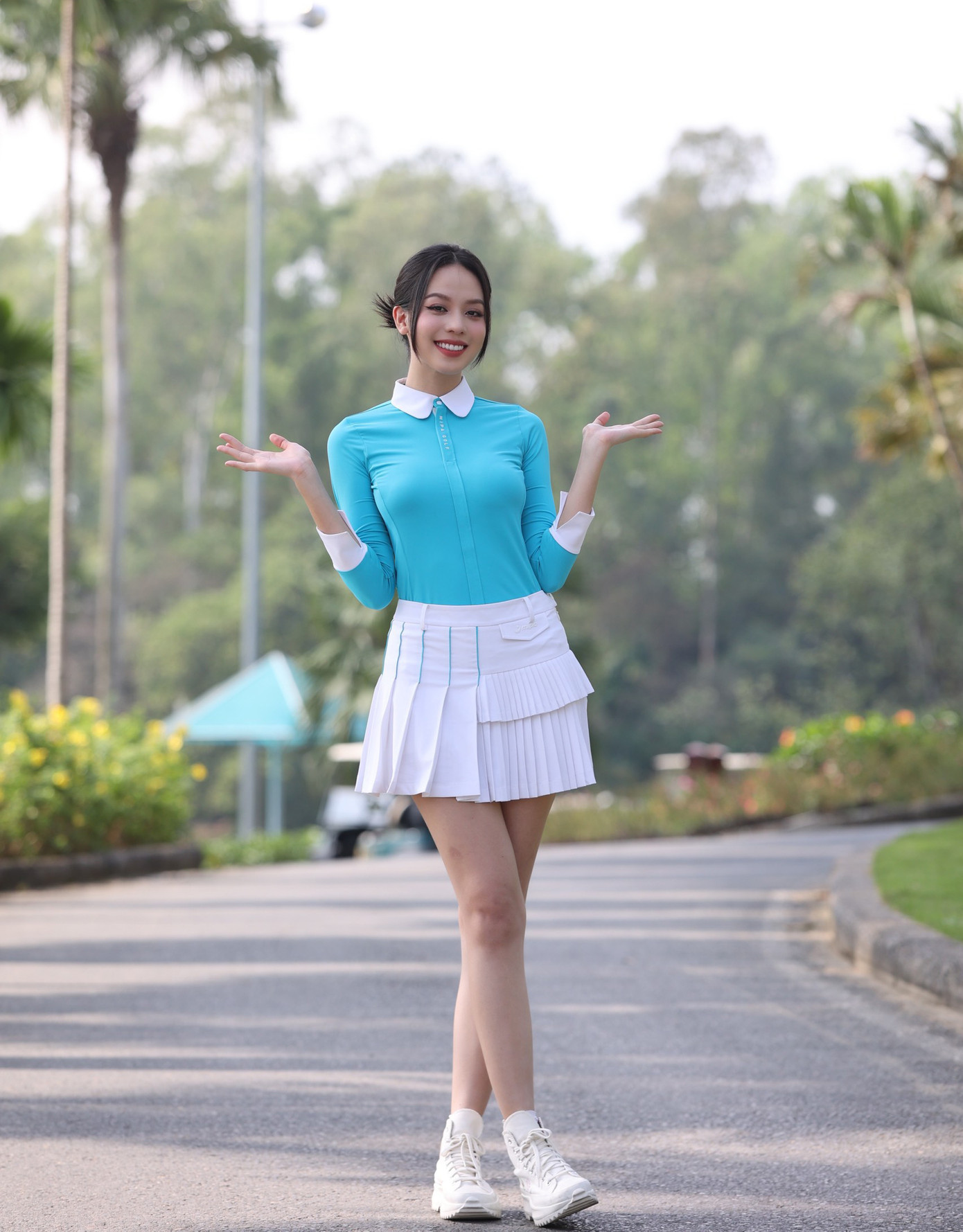 Hoa hậu Việt Nam 2022 Huỳnh Thị Thanh Thủy khoe chân dài với trang phục golf.