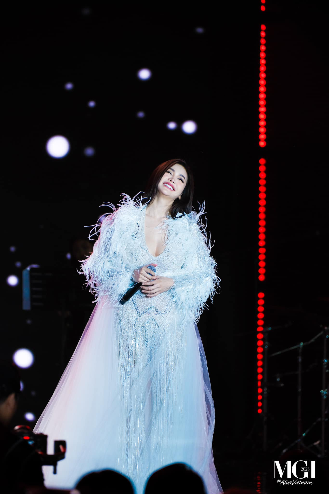 Xuất thân là ca sĩ trước khi đăng quang Hoa hậu Hòa bình Thái Lan nhưng giọng hát của Engfa Wahara vẫn gây nhiều tranh cãi.