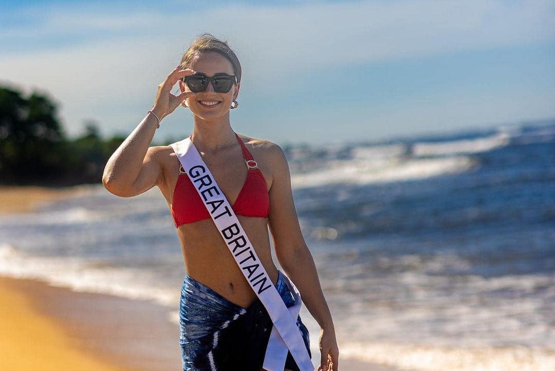 Tại hoạt động này, các thí sinh được tự chọn áo tắm để tôn lên vẻ đẹp hình thể của mình.