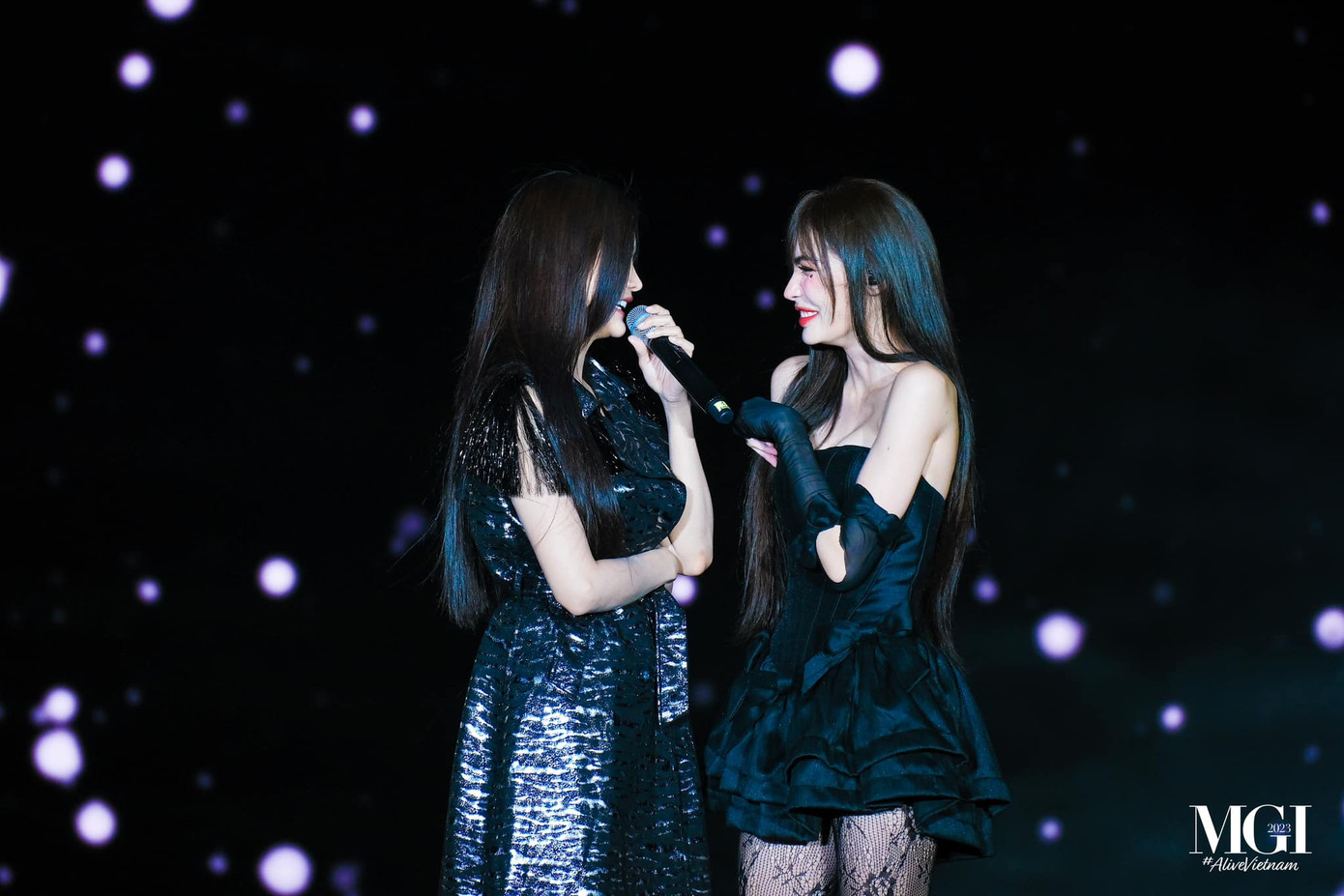 Xuất hiện trong đêm diễn của Engfa còn có Charlotte Austin - Á hậu 5 Hoa hậu Hòa bình Thái Lan 2022. Cả hai là bạn bè thân thiết, thường xuyên biểu diễn và đóng phim cùng nhau.