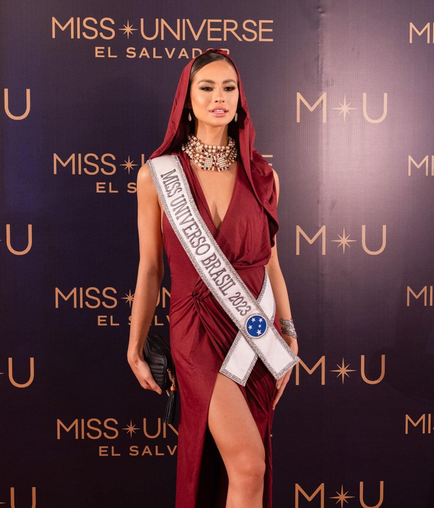 Hai đại diện Brazil và Bolivia cũng được đánh giá cao về váy áo khi xuất hiện ở buổi tiệc.