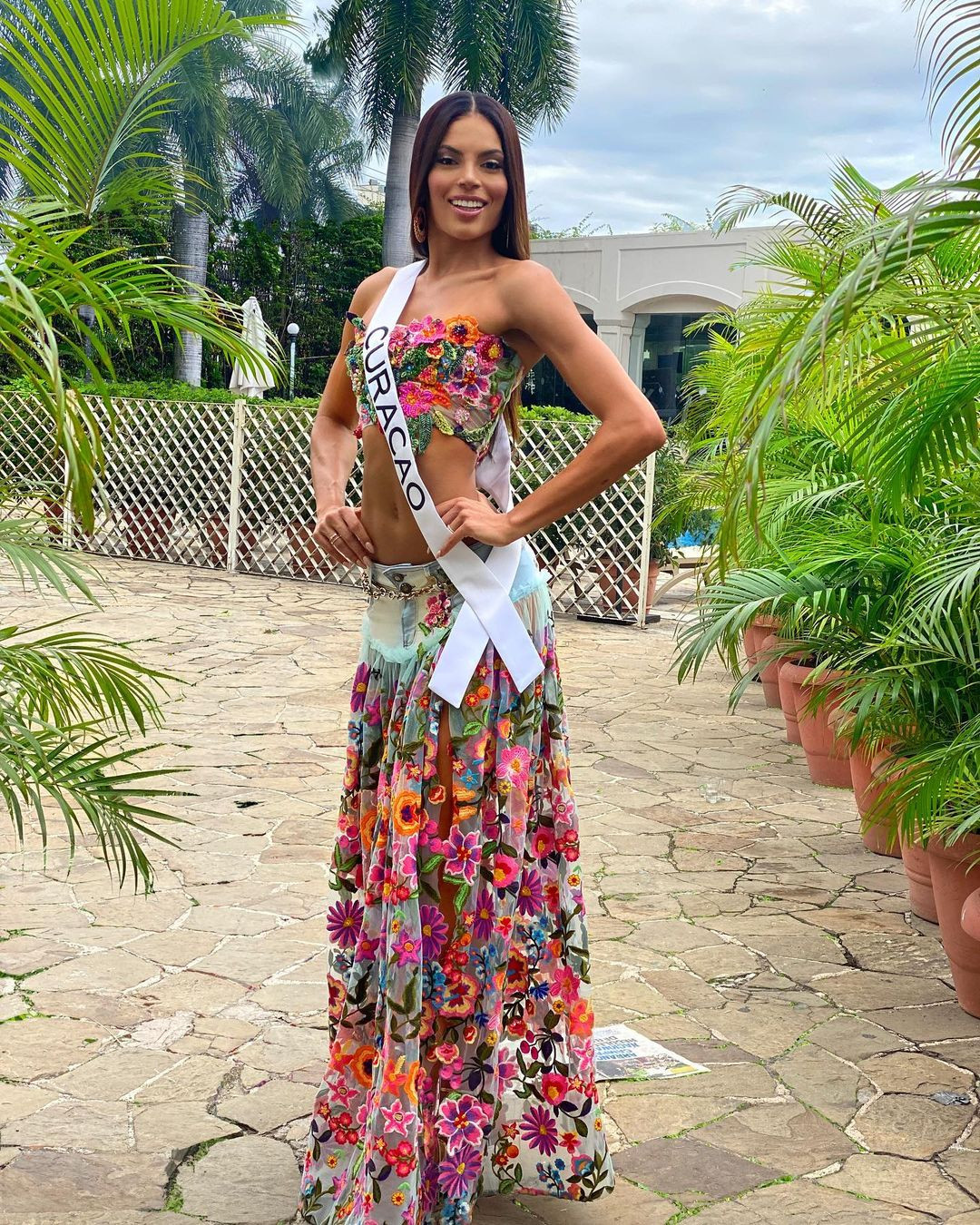 Người đẹp Curacao - Kim Rossen diện loạt váy khoe eo thon săn chắc. Trước đó, cô gây chú ý khi diện trang phục màu đen có thiết kế độc đáo. Thiết kế có một ống quần, ống còn lại xẻ cao. Diện mạo của cô gây chú ý trên các diễn đàn sắc đẹp. Nhiều người nhận xét Kim Rossen giống một người nổi tiếng đi dự sự kiện thời trang hơn là thí sinh hoa hậu.