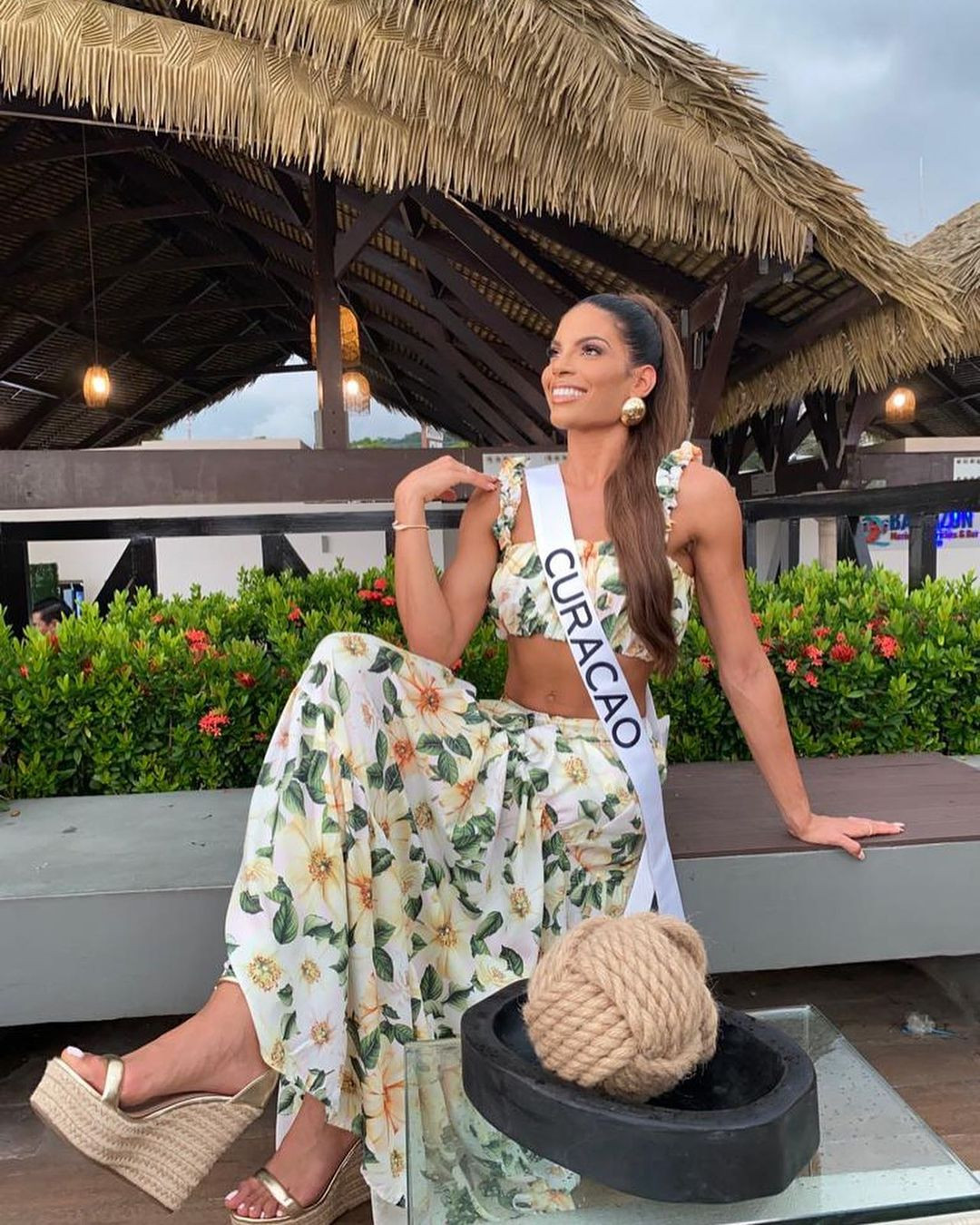 Người đẹp Curacao - Kim Rossen diện loạt váy khoe eo thon săn chắc. Trước đó, cô gây chú ý khi diện trang phục màu đen có thiết kế độc đáo. Thiết kế có một ống quần, ống còn lại xẻ cao. Diện mạo của cô gây chú ý trên các diễn đàn sắc đẹp. Nhiều người nhận xét Kim Rossen giống một người nổi tiếng đi dự sự kiện thời trang hơn là thí sinh hoa hậu.