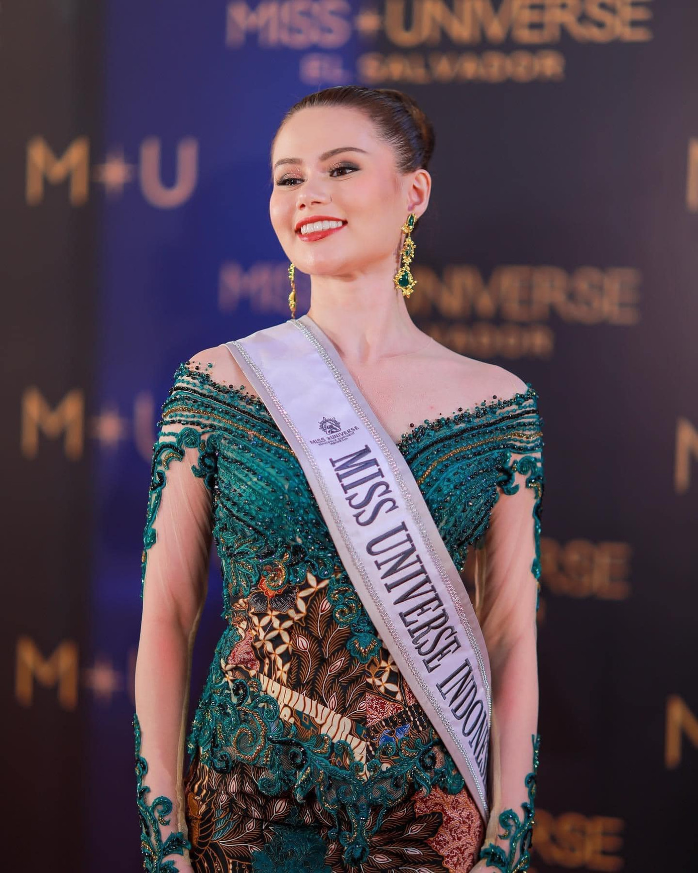 Đại diện Indonesia đi thi Hoa hậu Hoàn vũ 2023 trong bối cảnh lùm xùm thí sinh tố ban tổ chức Miss Universe Indonesia 2023 quấy rối tình dục. Cô không nhận được nhiều sự ủng hộ từ khán giả.