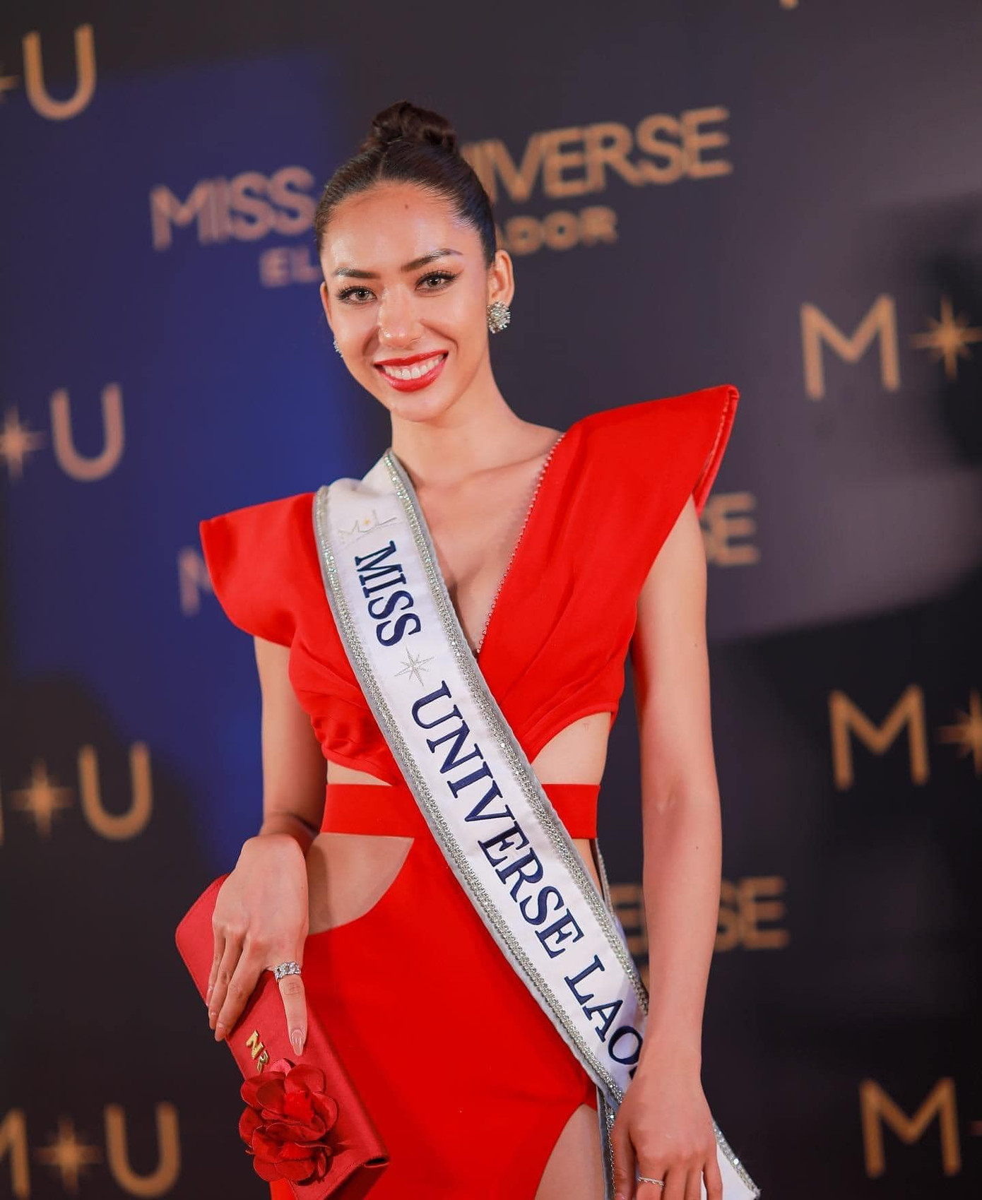 Hai người đẹp Lào và Nga cùng chọn váy áo tông màu đỏ nổi bật, cut-out nóng bỏng trên thảm đỏ.