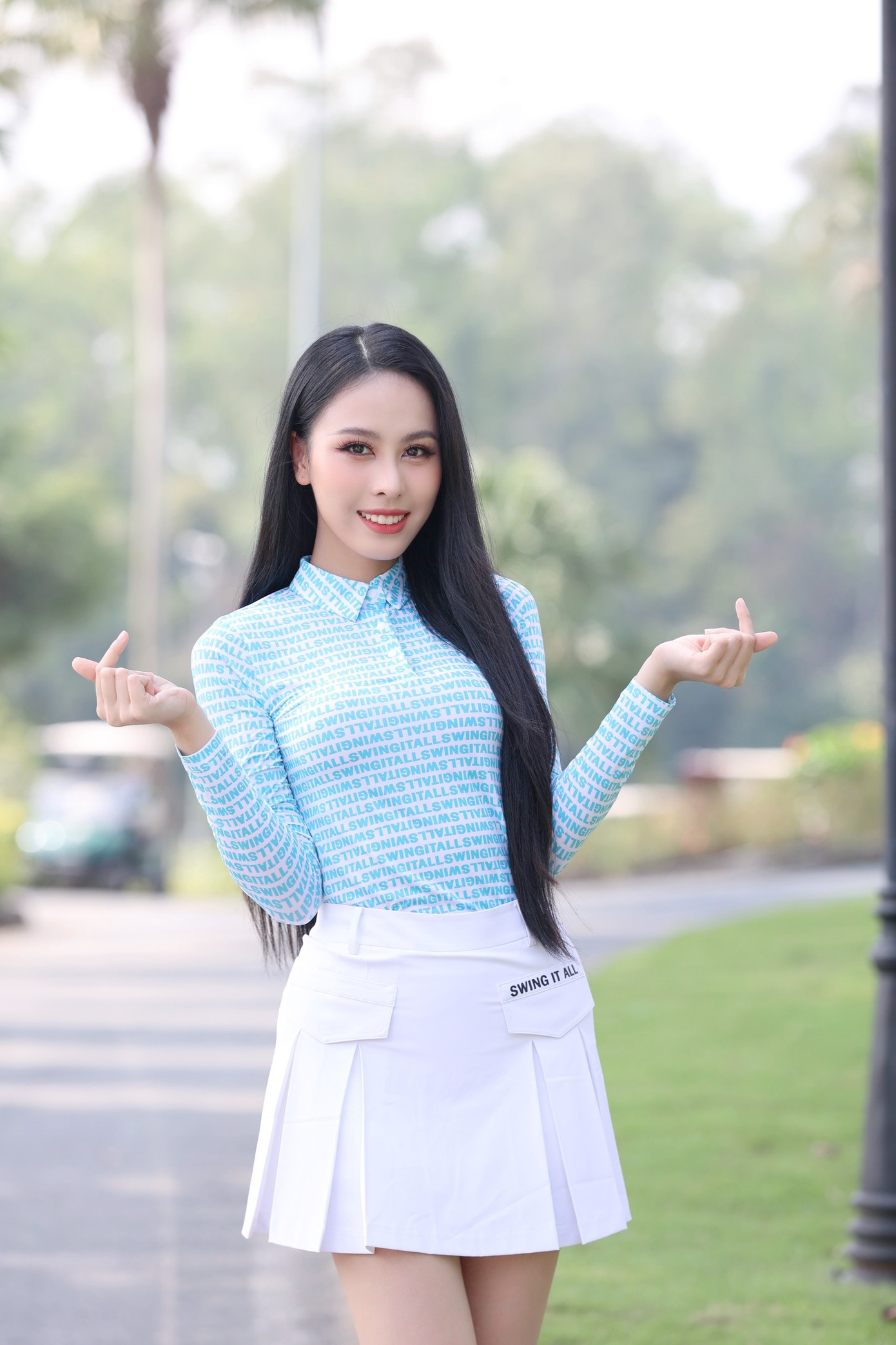 Á hậu Ngọc Hằng rạng rỡ trên sân golf Đồng Mô. Cô chuẩn bị đại diện Việt Nam tham dự cuộc thi Hoa hậu Liên lục địa 2023.