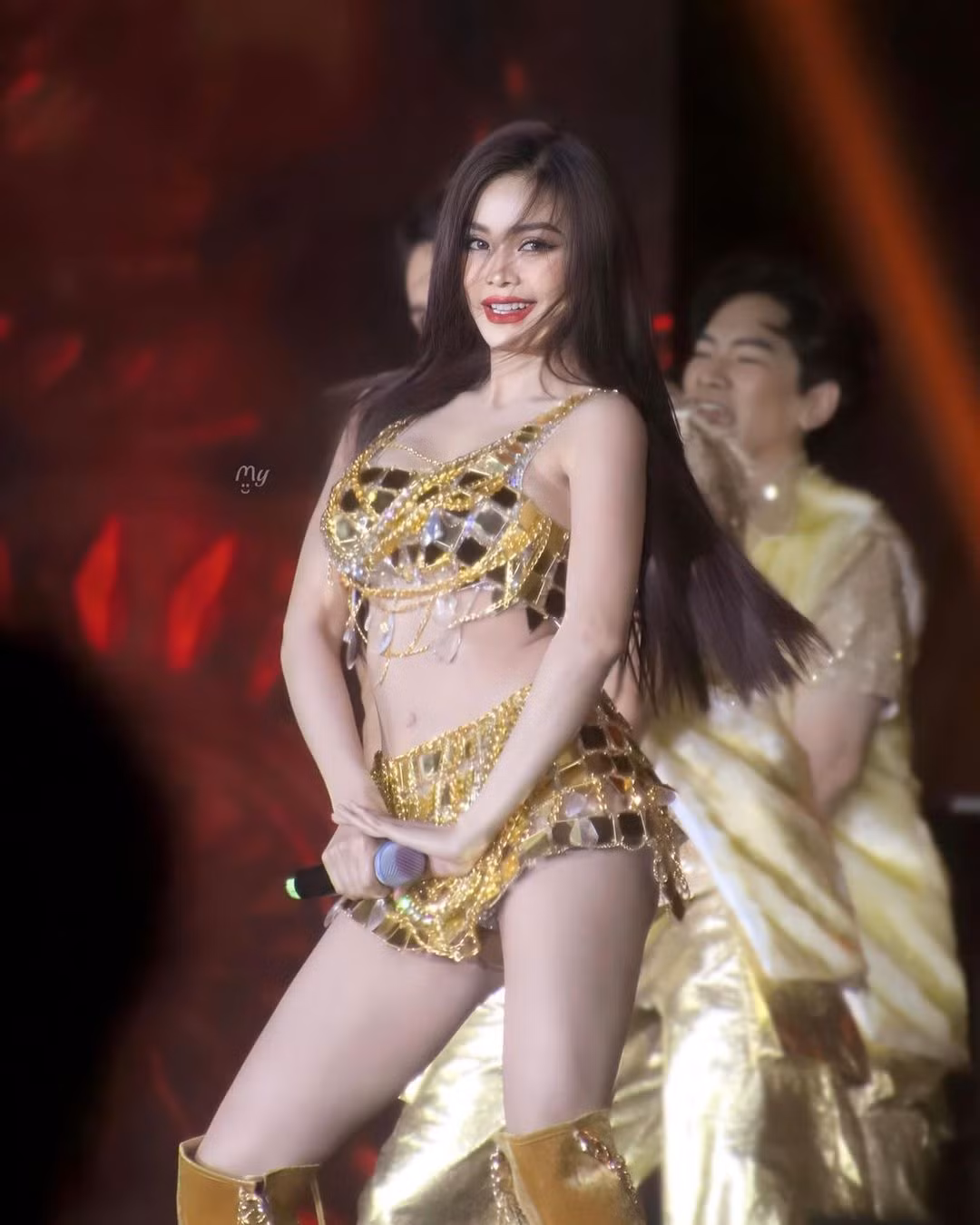 Xuất hiện trong show diễn, Engfa Wahara diện loạt trang phục táo bạo. Những thiết kế được đính kết cầu kỳ giúp Engfa khoe hình thể săn chắc, gợi cảm.