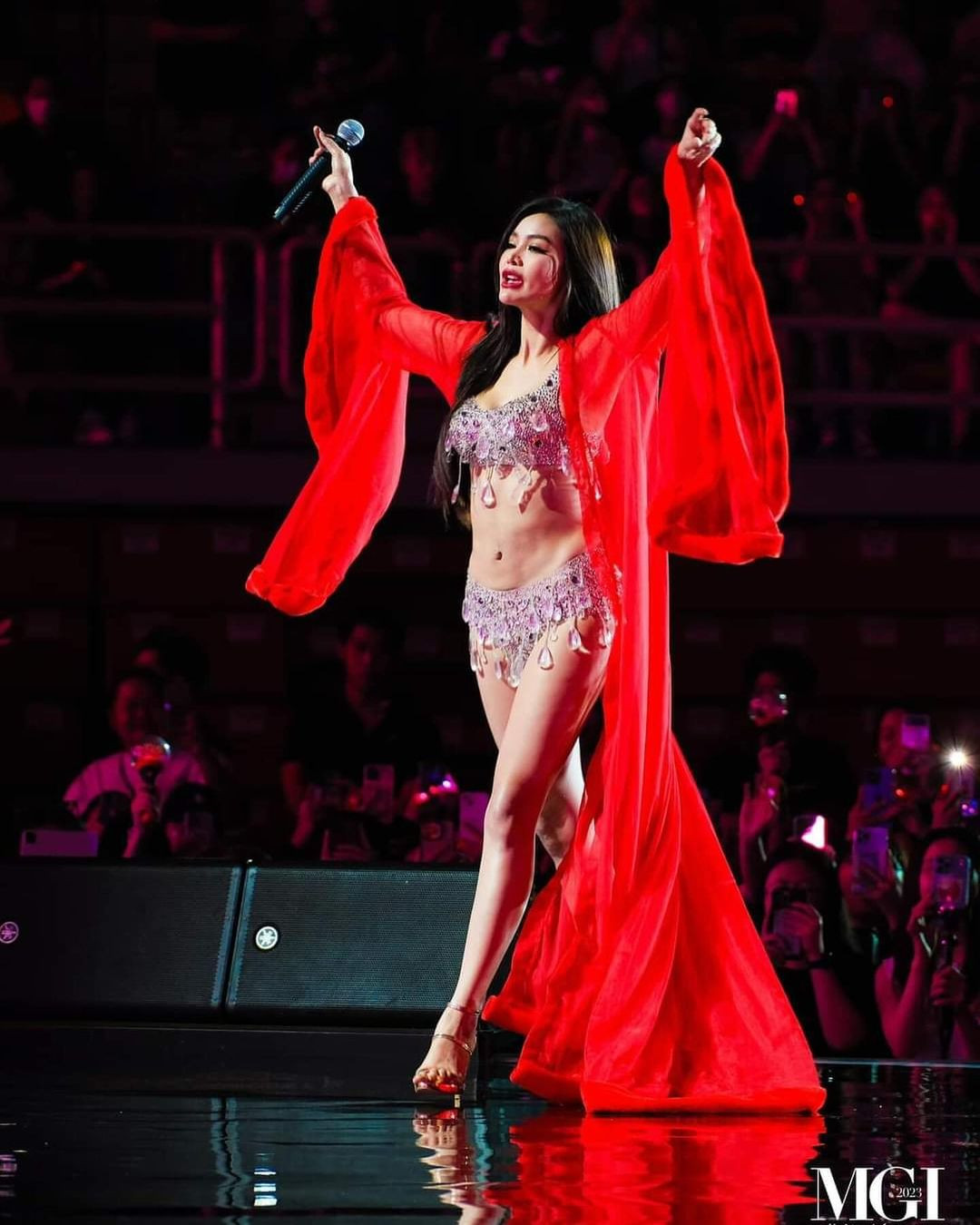 Đêm diễn của Engfa có sự tham gia của nhiều fan Việt, Thái Lan và top 10 Hoa hậu Hòa bình Quốc tế 2023. Engfa cũng được xem là con cưng của ông Nawat - chủ tịch cuộc thi. Ở xứ sở chùa vàng, cô là ca sĩ nổi tiếng với nhiều buổi biểu diễn đông khán giả.