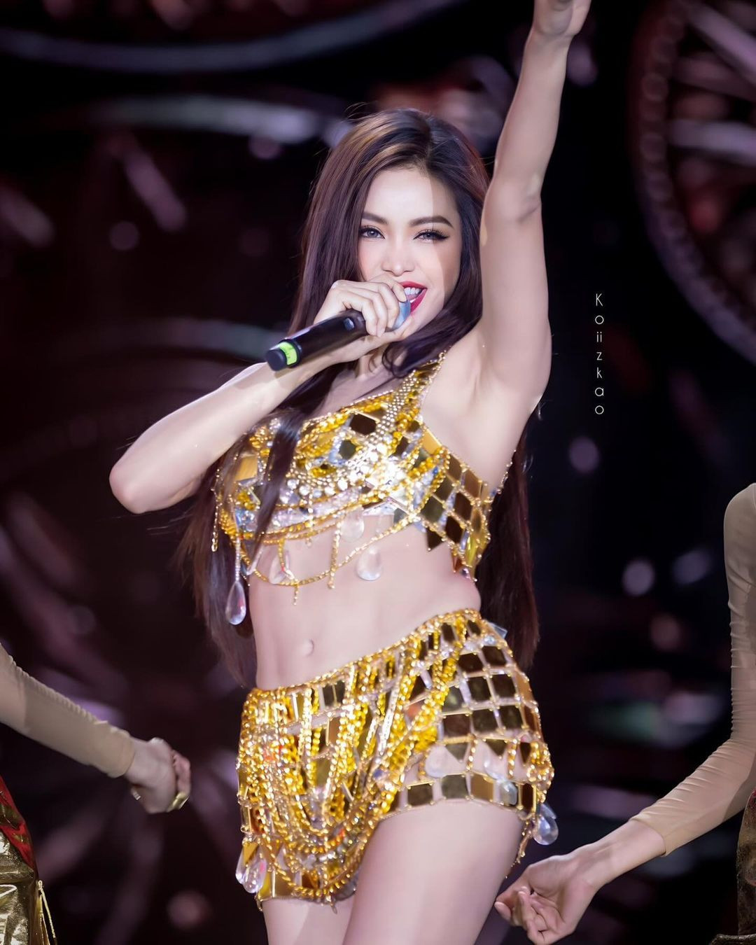 Xuất hiện trong show diễn, Engfa Wahara diện loạt trang phục táo bạo. Những thiết kế được đính kết cầu kỳ giúp Engfa khoe hình thể săn chắc, gợi cảm.