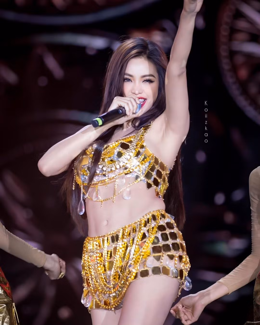 Xuất hiện trong show diễn, Engfa Wahara diện loạt trang phục táo bạo. Những thiết kế được đính kết cầu kỳ giúp Engfa khoe hình thể săn chắc, gợi cảm.