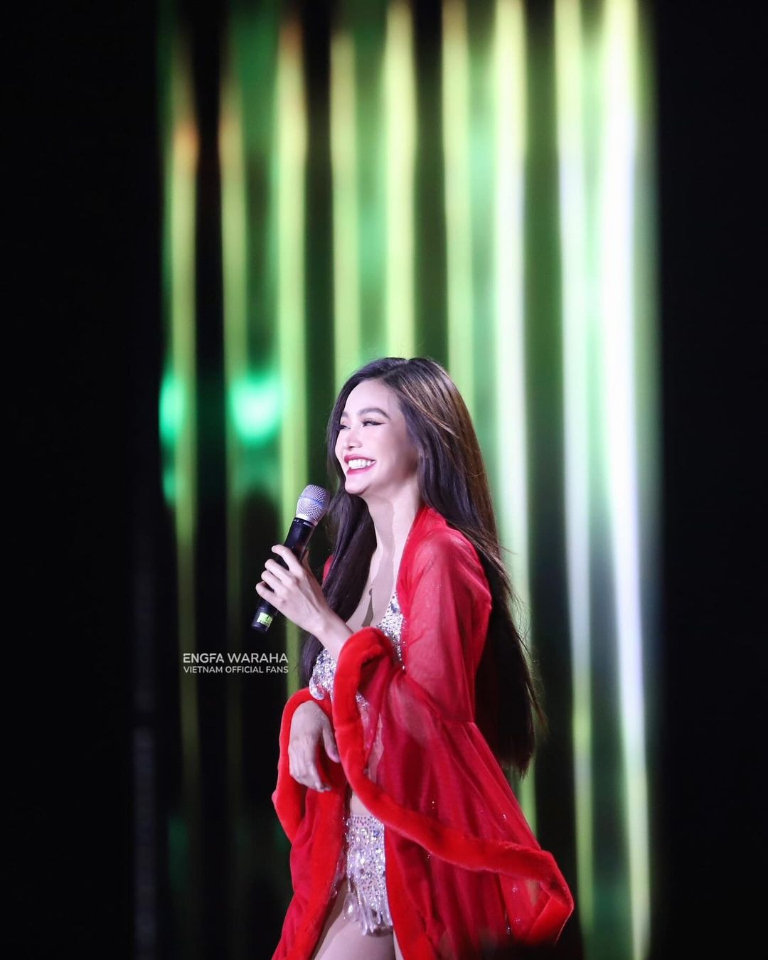 Engfa Wahara sinh năm 1995, đến từ Bangkok, có chiều cao 1,7 m và nhan sắc ngọt ngào, quyến rũ. Trước khi đăng quang Hoa hậu Hòa bình Thái Lan 2022, Engfa Wahara là ca sĩ nổi tiếng, có hơn một triệu người theo dõi trên mạng xã hội.