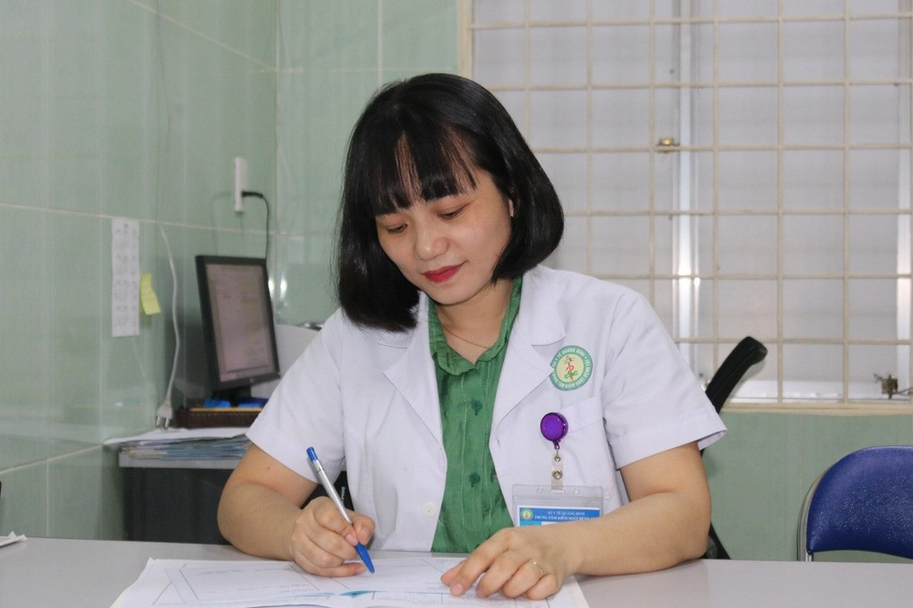 Bác sĩ Hoàng Thị Hạnh đã có gần 20 năm gắn bó với bệnh nhân tâm thần (Ảnh: Nhật Anh).