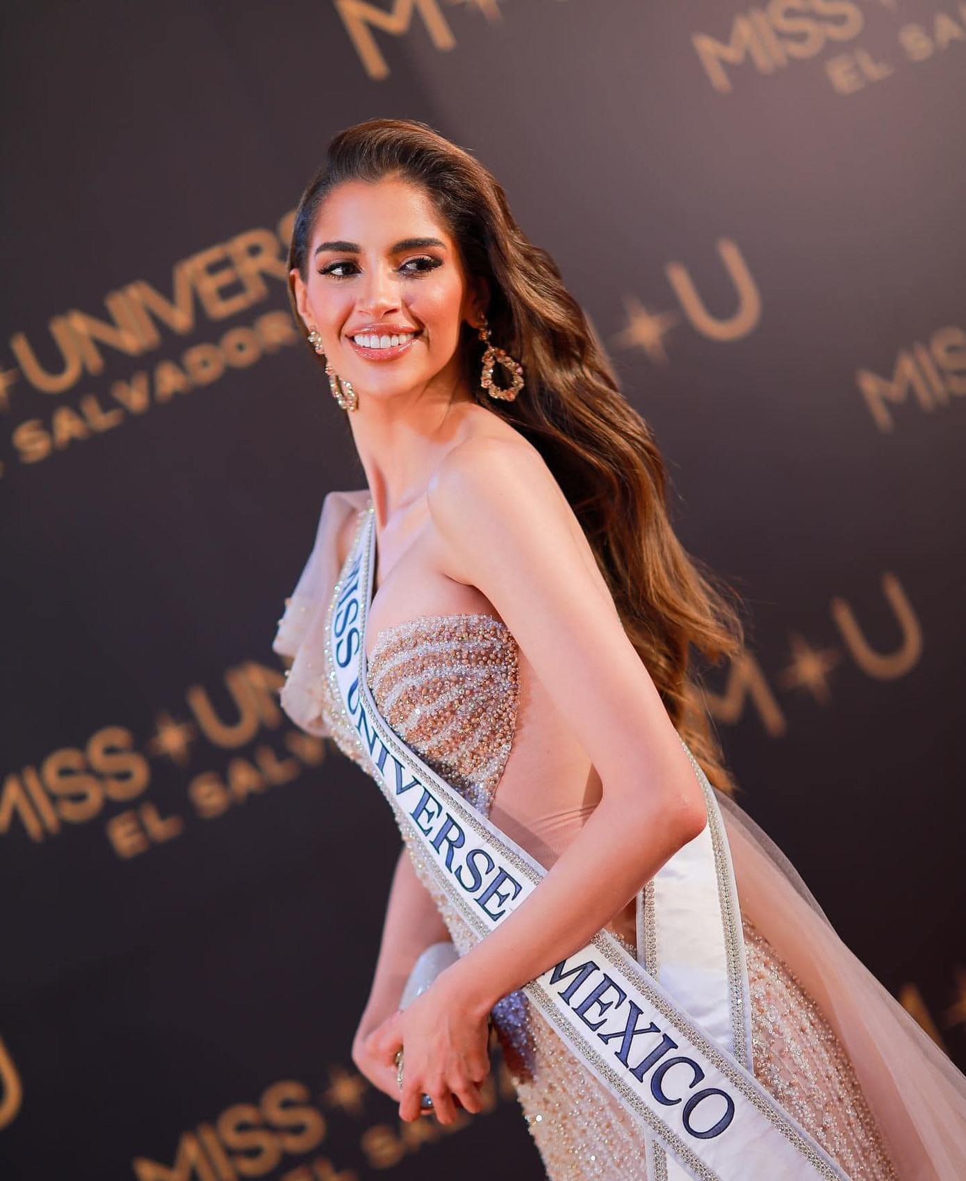 Đại diện Mexico là ứng viên mạnh ở Mỹ Latinh. Những ngày qua, cô ghi điểm với thần thái rạng rỡ, phong cách chuyên nghiệp.