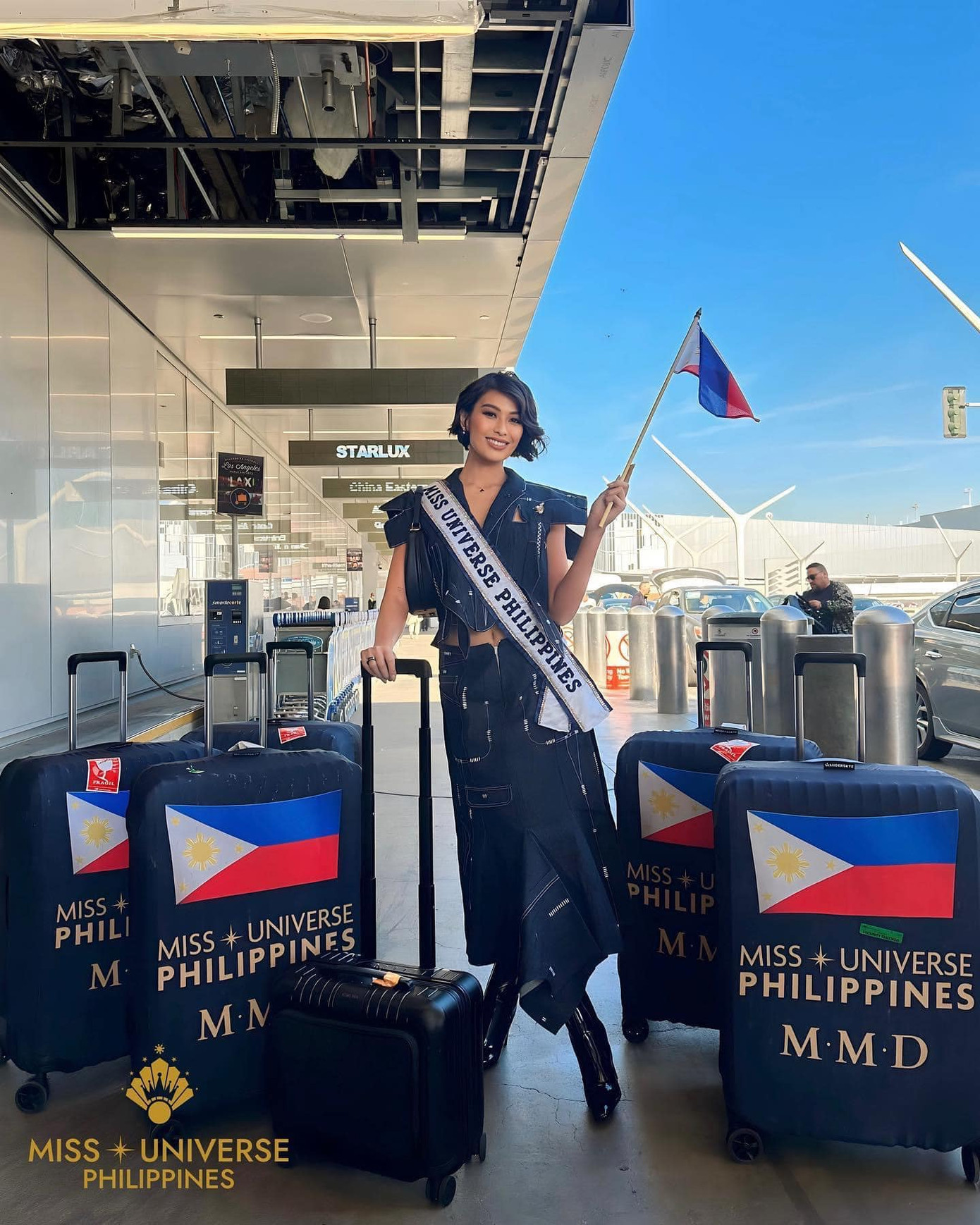 Hoa hậu Hoàn vũ Philippines - Michelle Marquez Dee diện trang phục cá tính khi ra sân bay. Cô là ứng cử viên nặng ký của khu vực châu Á.